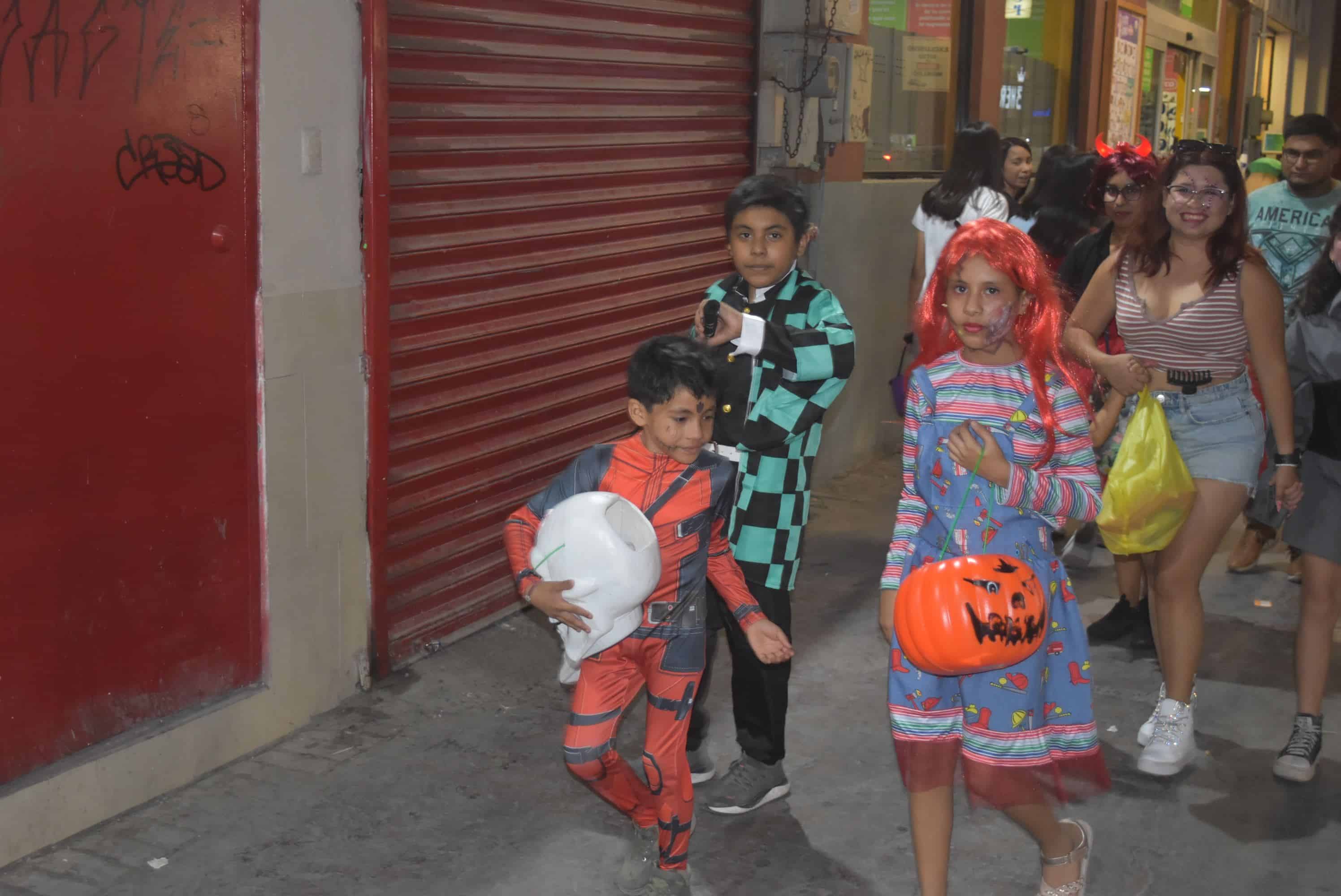 Con gran alegría recibieron los pequeñines la noche de Halloween