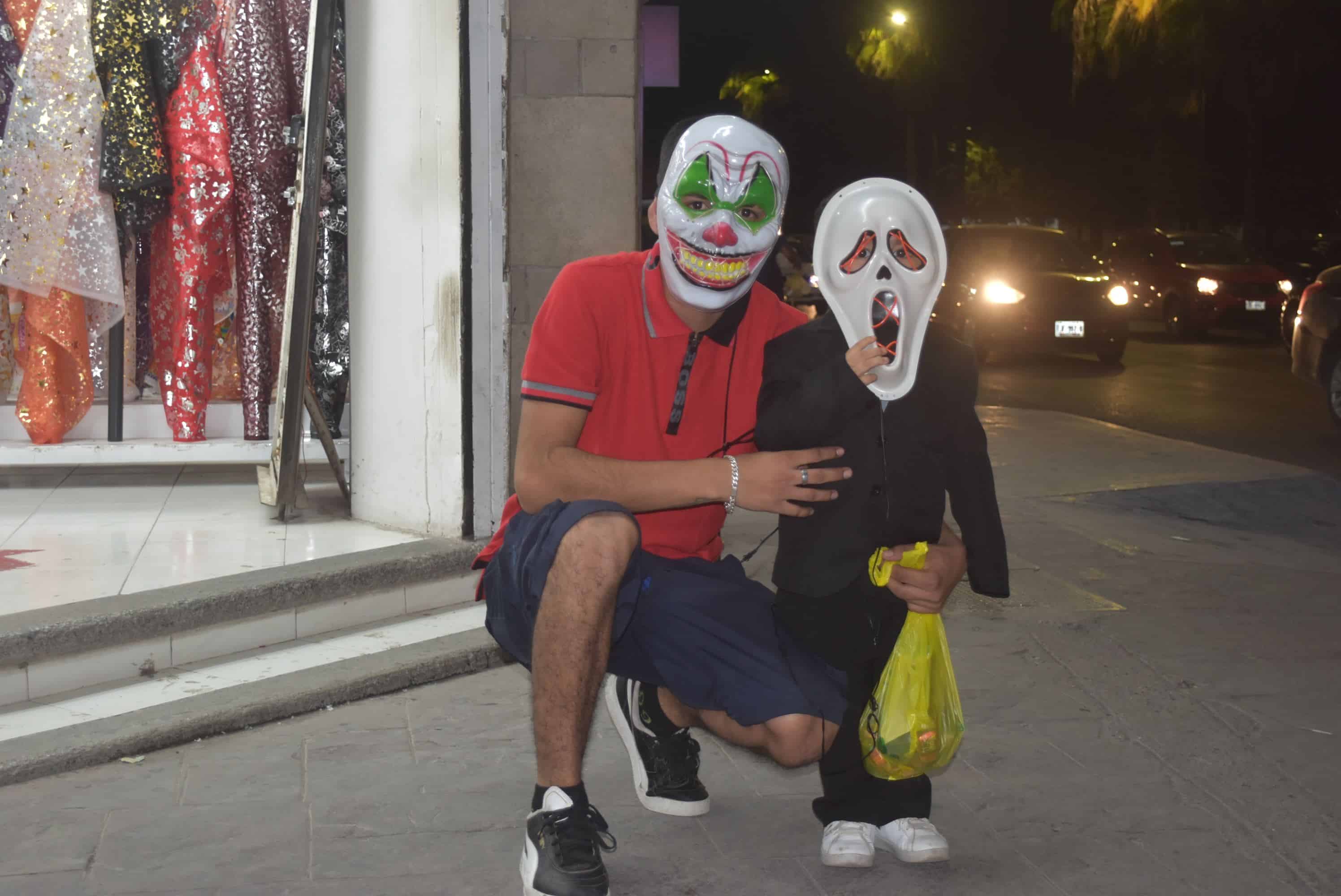 Con gran alegría recibieron los pequeñines la noche de Halloween