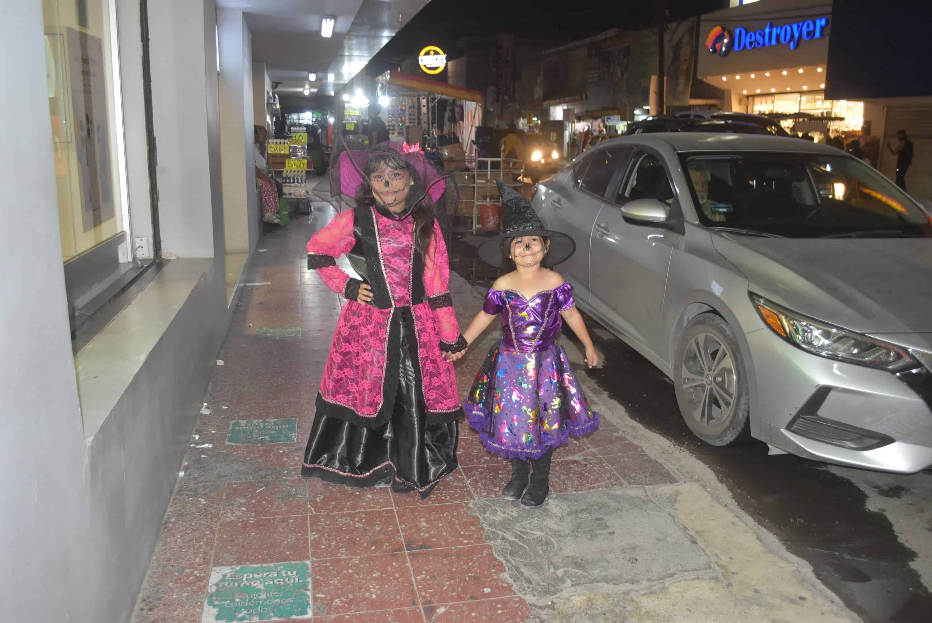 Con gran alegría recibieron los pequeñines la noche de Halloween