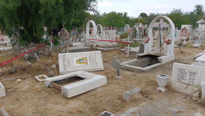 Decenas de tumbas vandalizadas obligan a bomberos a colocar cintas de precaución