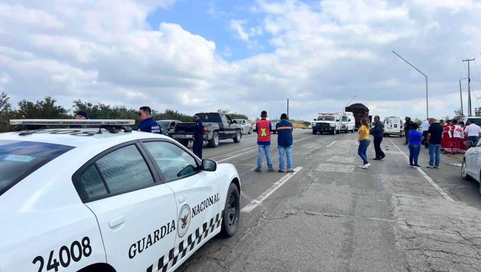 Muere conductor al impactarse contra tráiler frente a las capillas