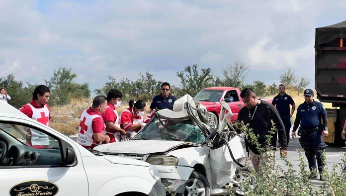 MUERE CONDUCTOR AL IMPACTARSE CONTRA TRÁILER FRENTE A LAS CAPILLAS. 