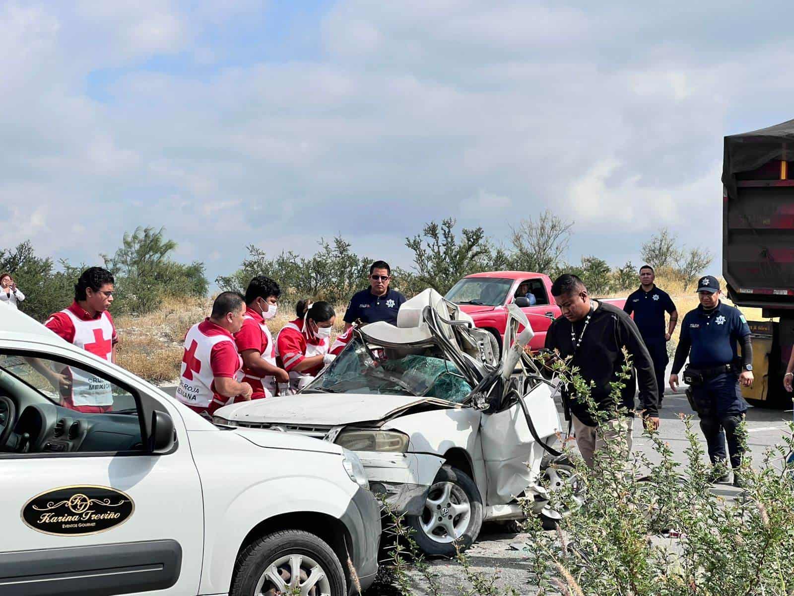 MUERE CONDUCTOR AL IMPACTARSE CONTRA TRÁILER FRENTE A LAS CAPILLAS. 
