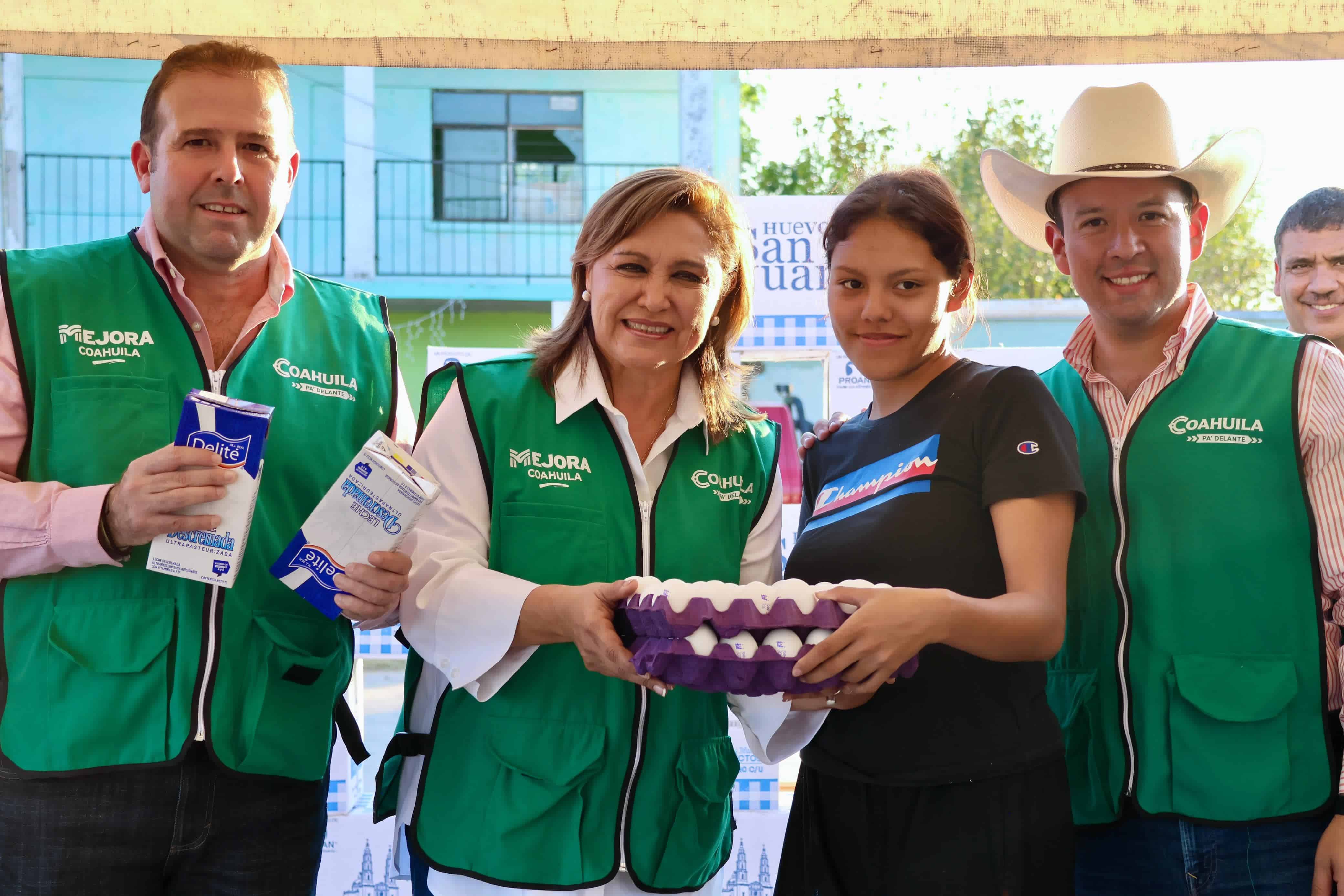 Alcaldesa Diana Haro participa en la entrega de leche y huevo a más de 12 mil familias