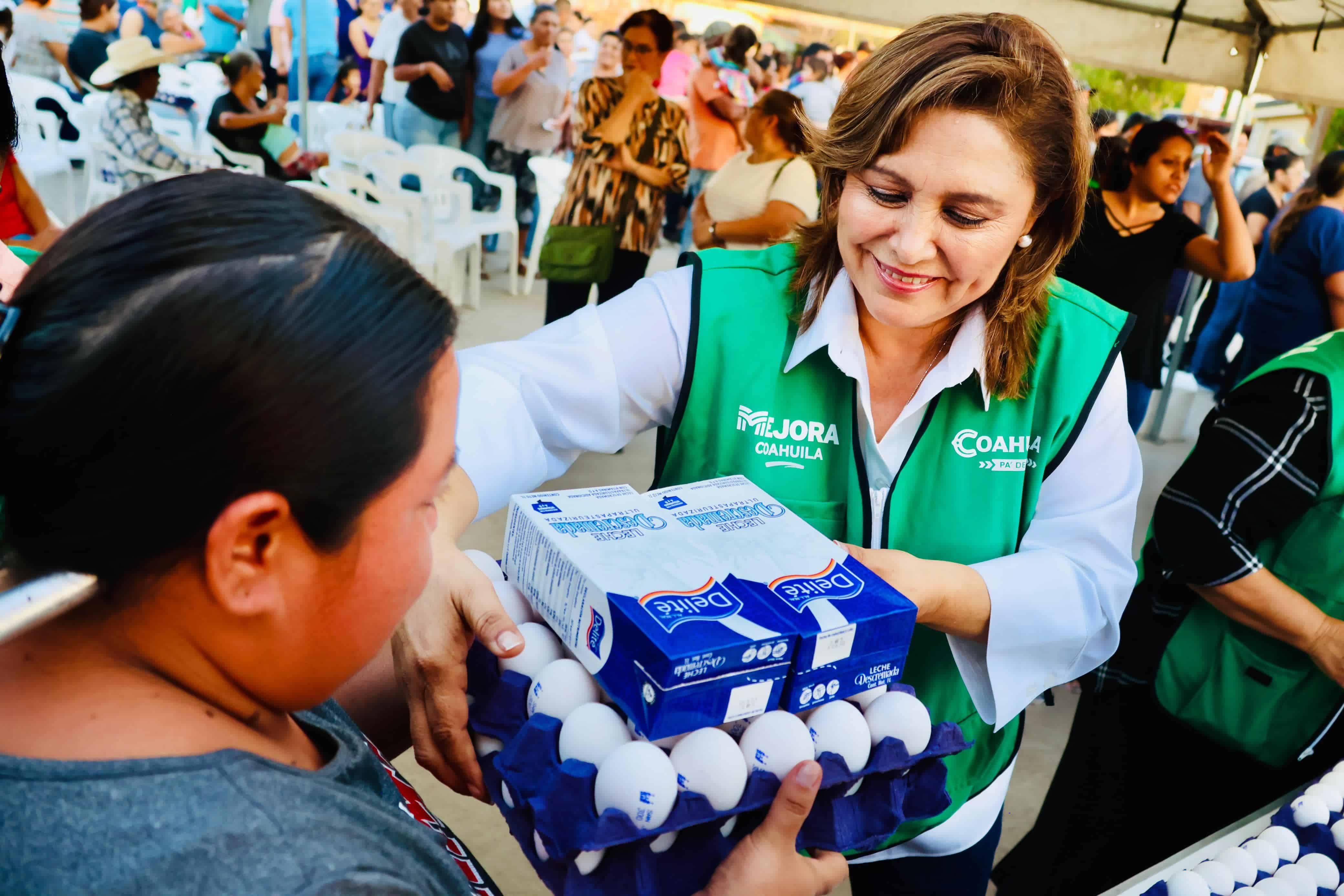 Alcaldesa Diana Haro participa en la entrega de leche y huevo a más de 12 mil familias