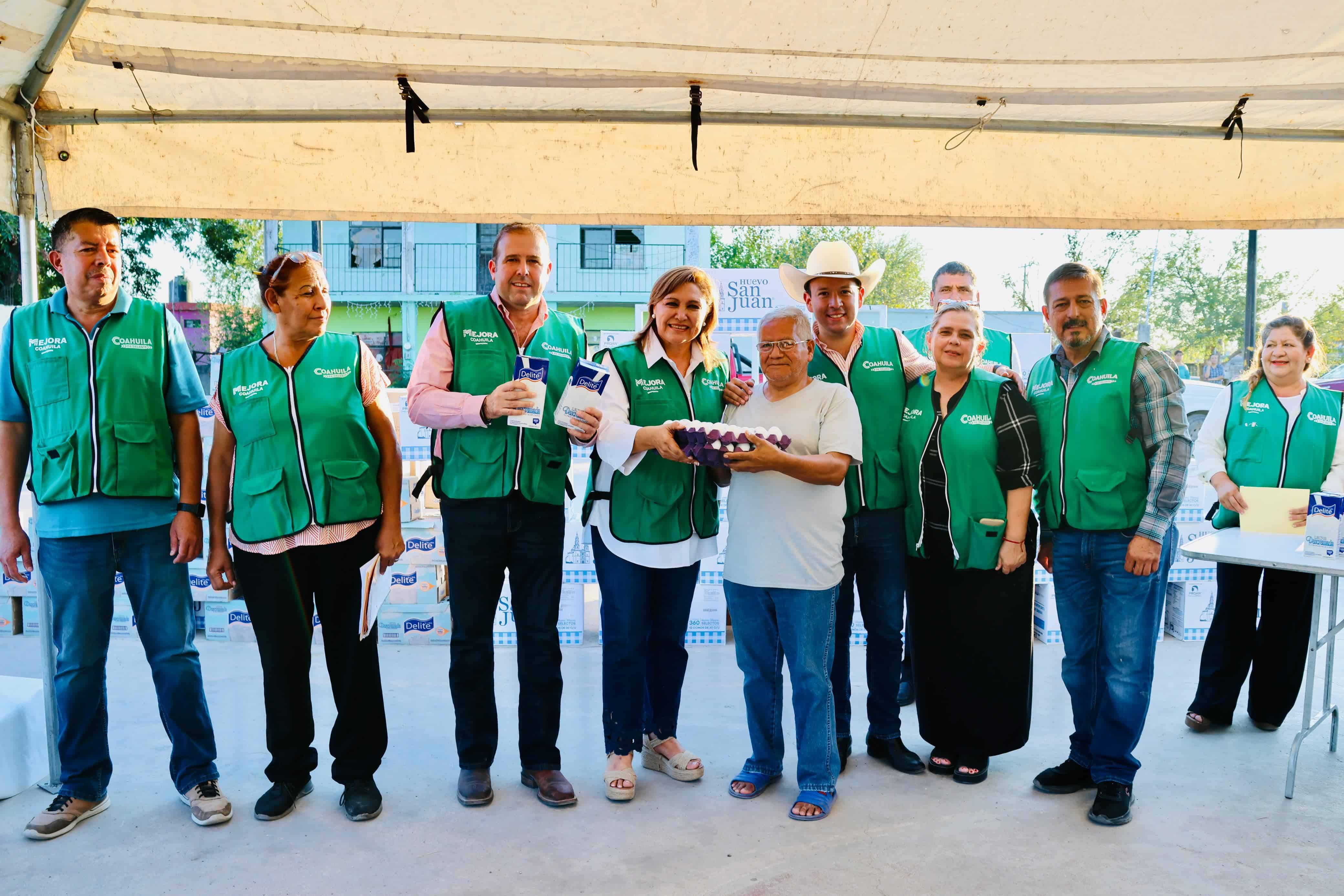 Alcaldesa Diana Haro participa en la entrega de leche y huevo a más de 12 mil familias