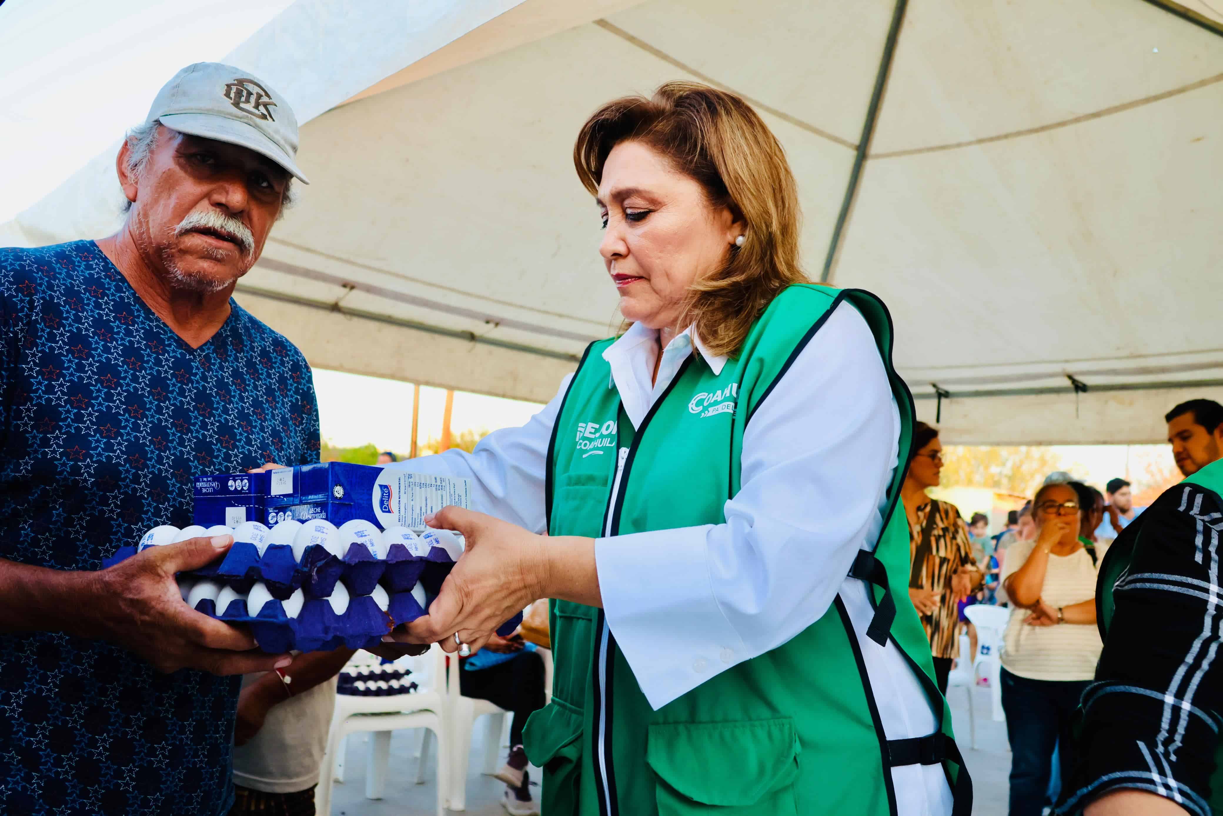 Alcaldesa Diana Haro participa en la entrega de leche y huevo a más de 12 mil familias