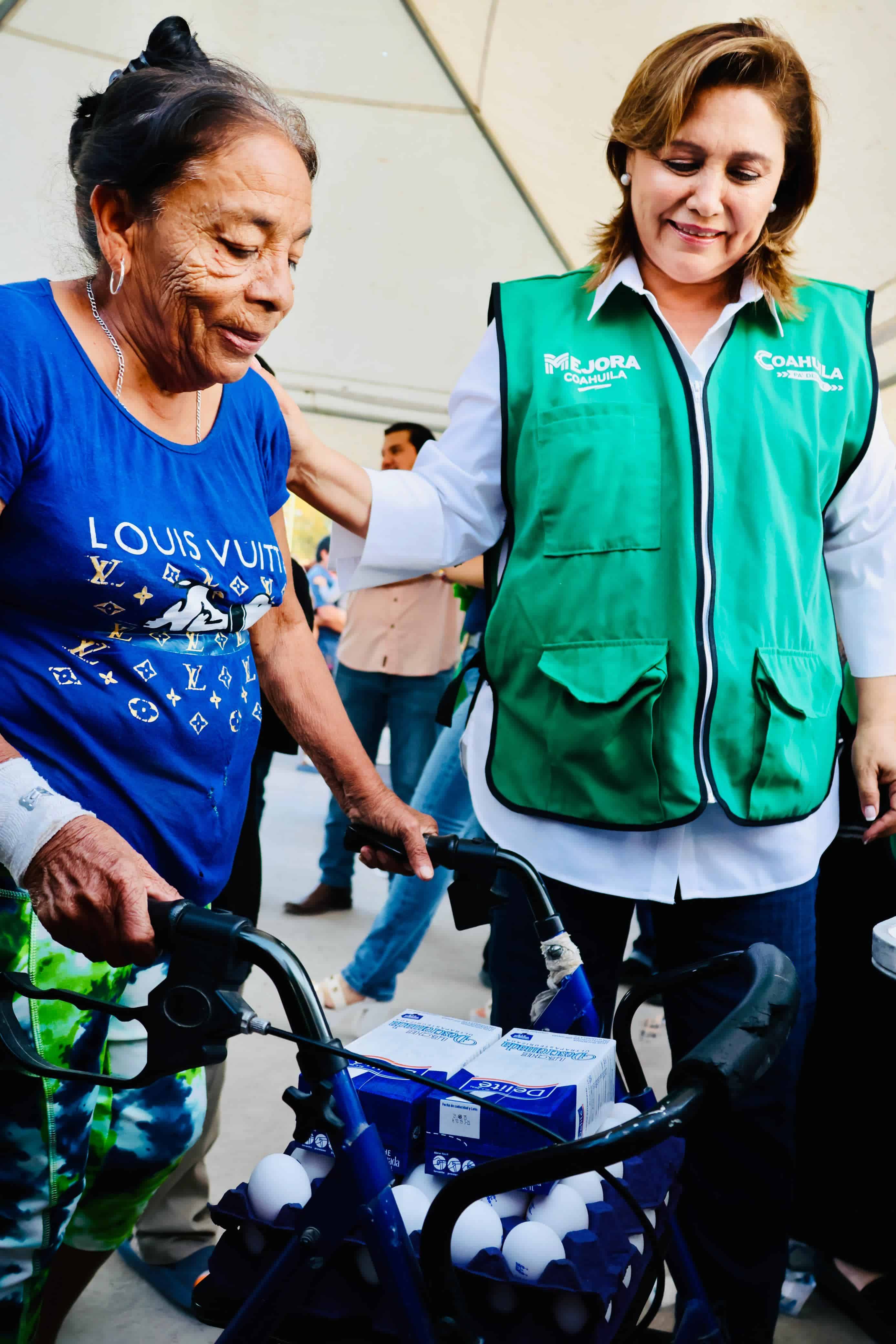 Alcaldesa Diana Haro participa en la entrega de leche y huevo a más de 12 mil familias