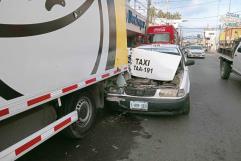 Taxista No Alcanza a Frenar y Choca