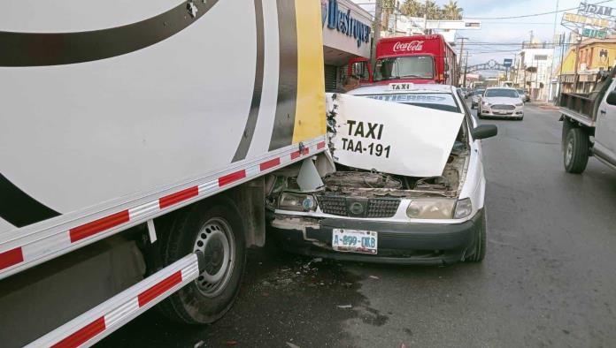 Taxista No Alcanza a Frenar y Choca