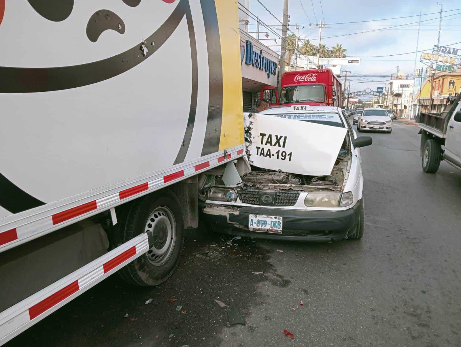 Taxista No Alcanza a Frenar y Choca