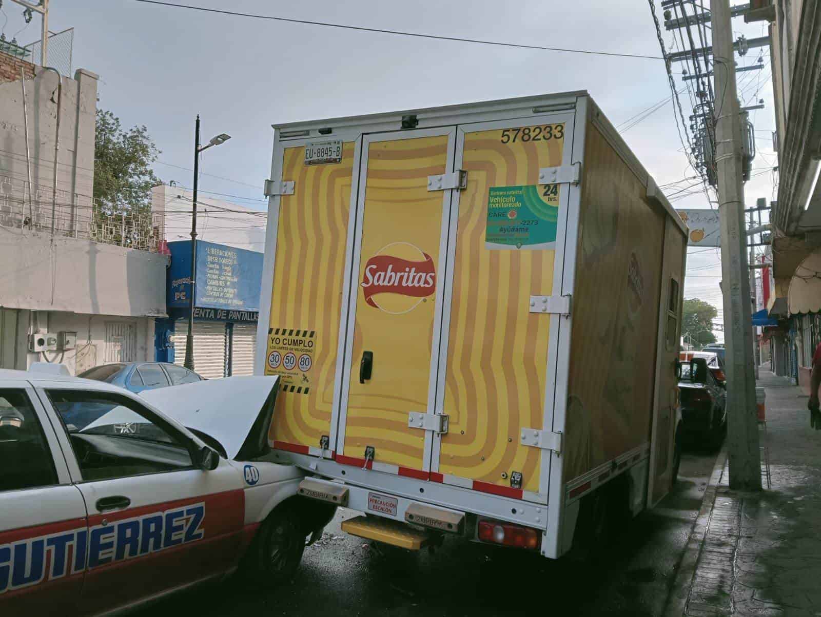 Taxista No Alcanza a Frenar y Choca