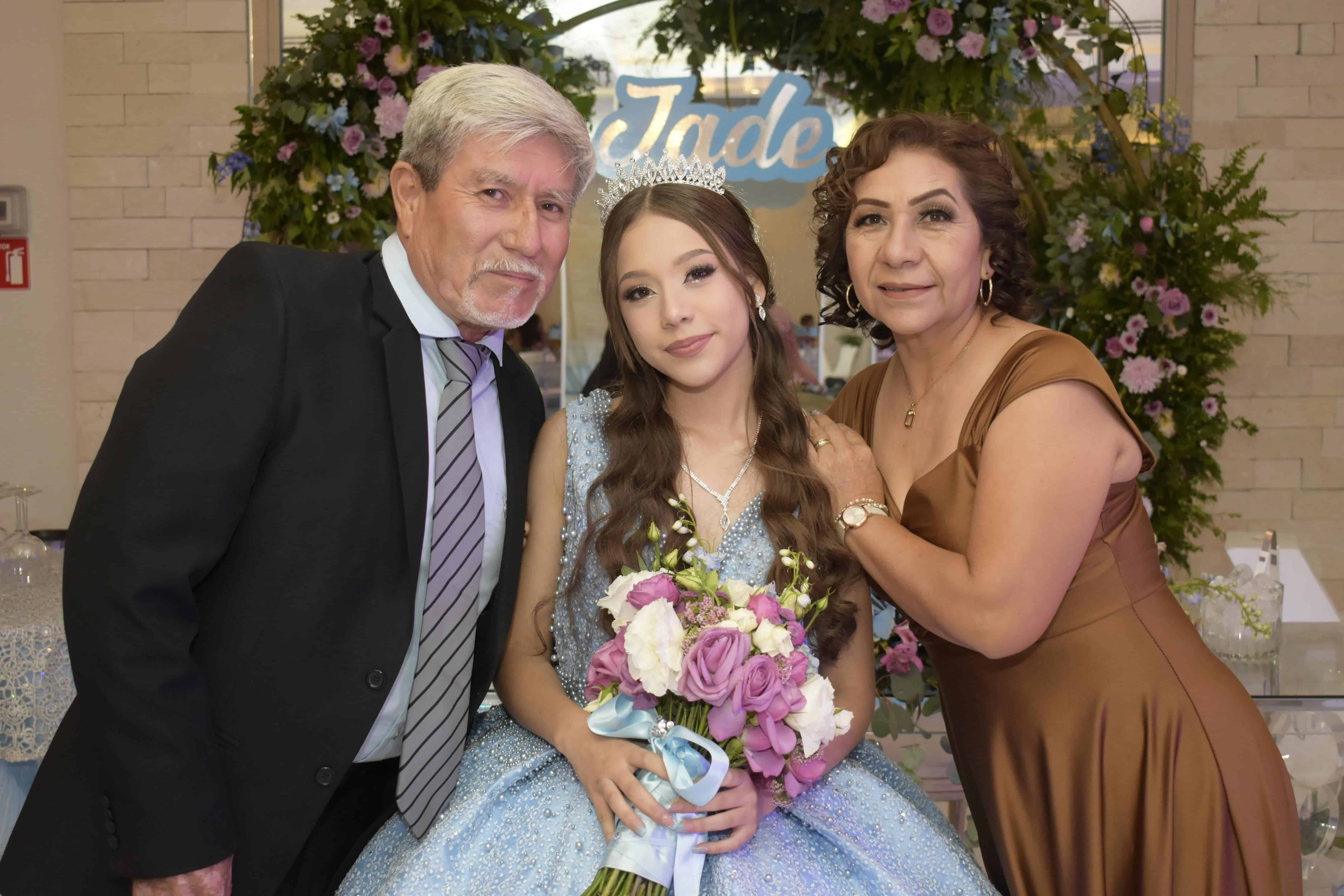 Con sus abuelos maternos.
