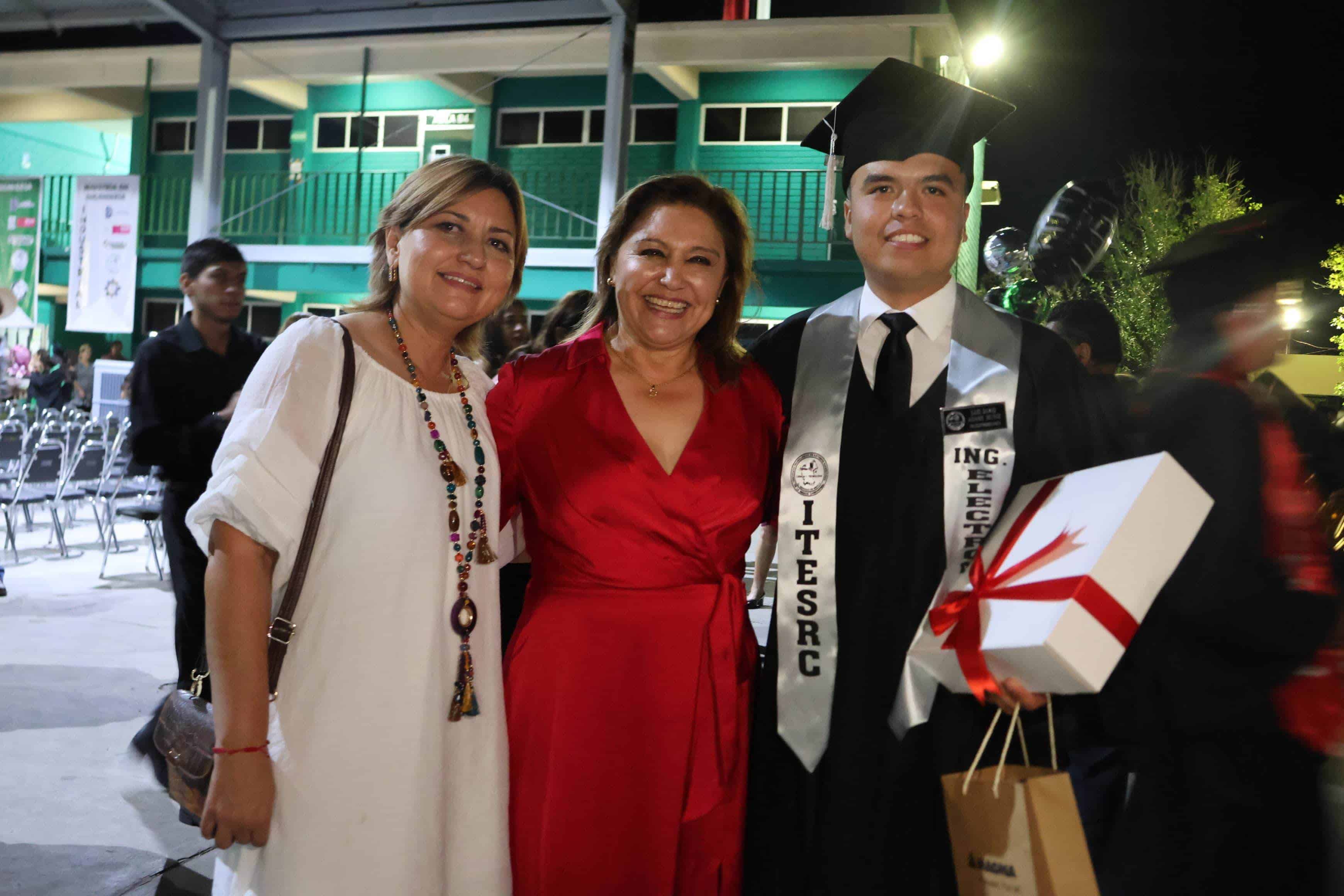 Asistió alcaldesa Diana Haro  a graduación de  ingenieros