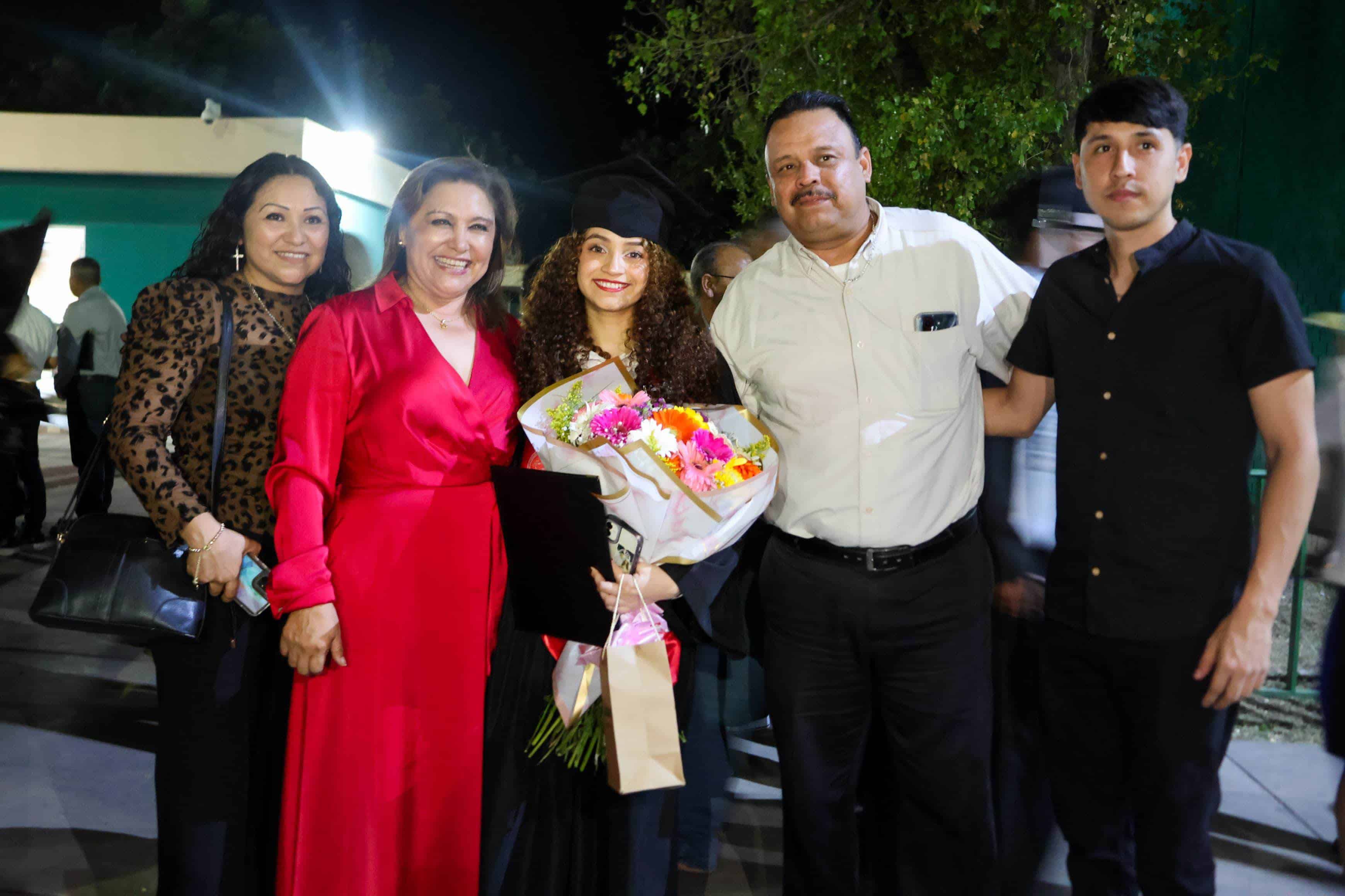 Asistió alcaldesa Diana Haro  a graduación de  ingenieros