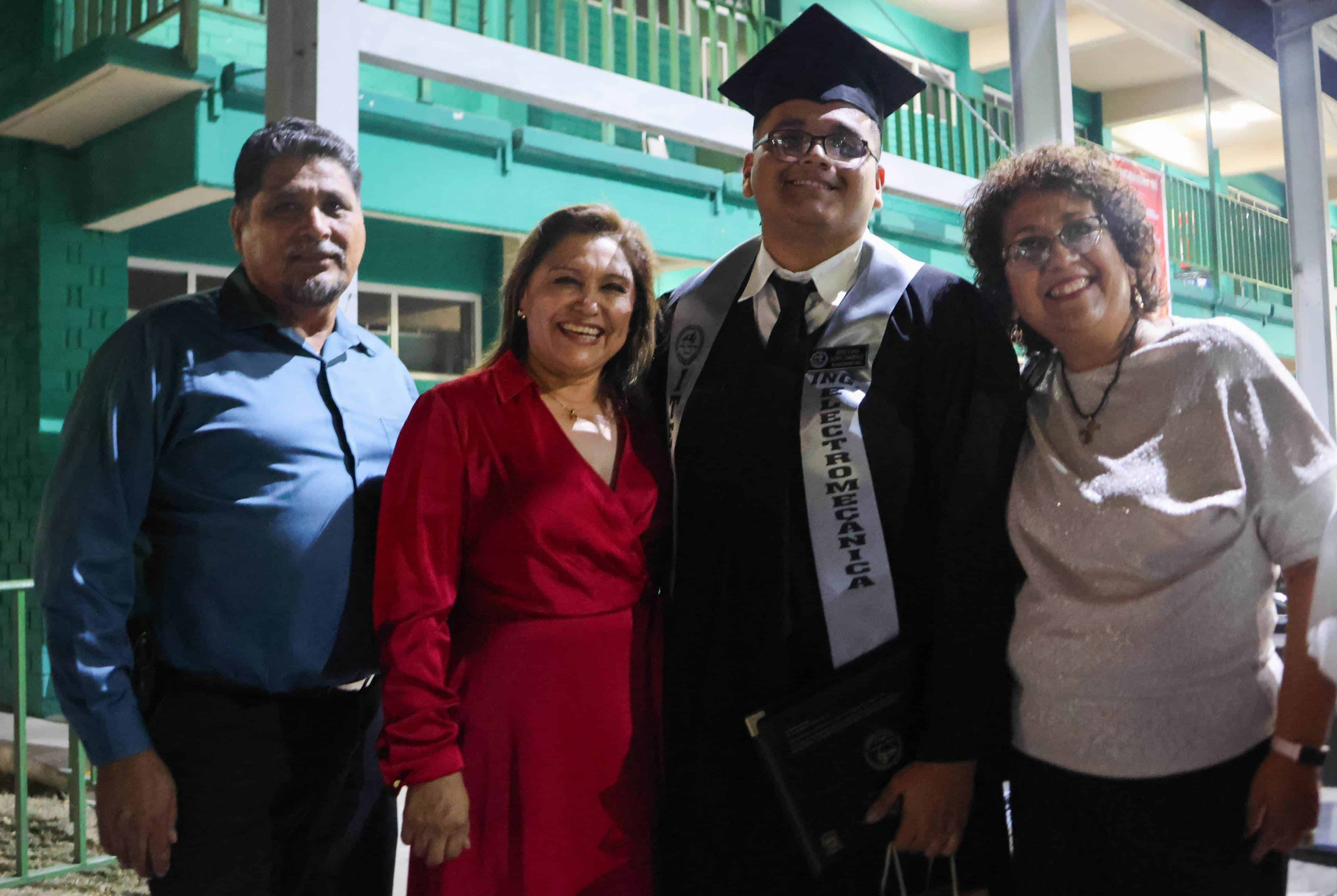 Asistió alcaldesa Diana Haro  a graduación de  ingenieros