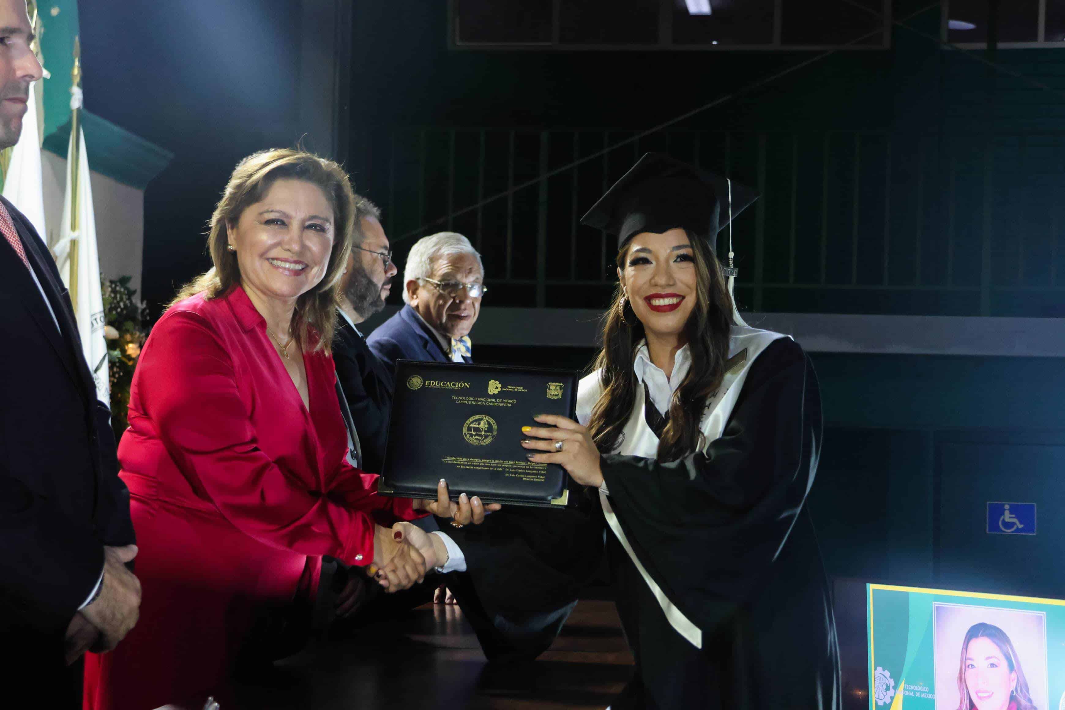 Asistió alcaldesa Diana Haro  a graduación de  ingenieros