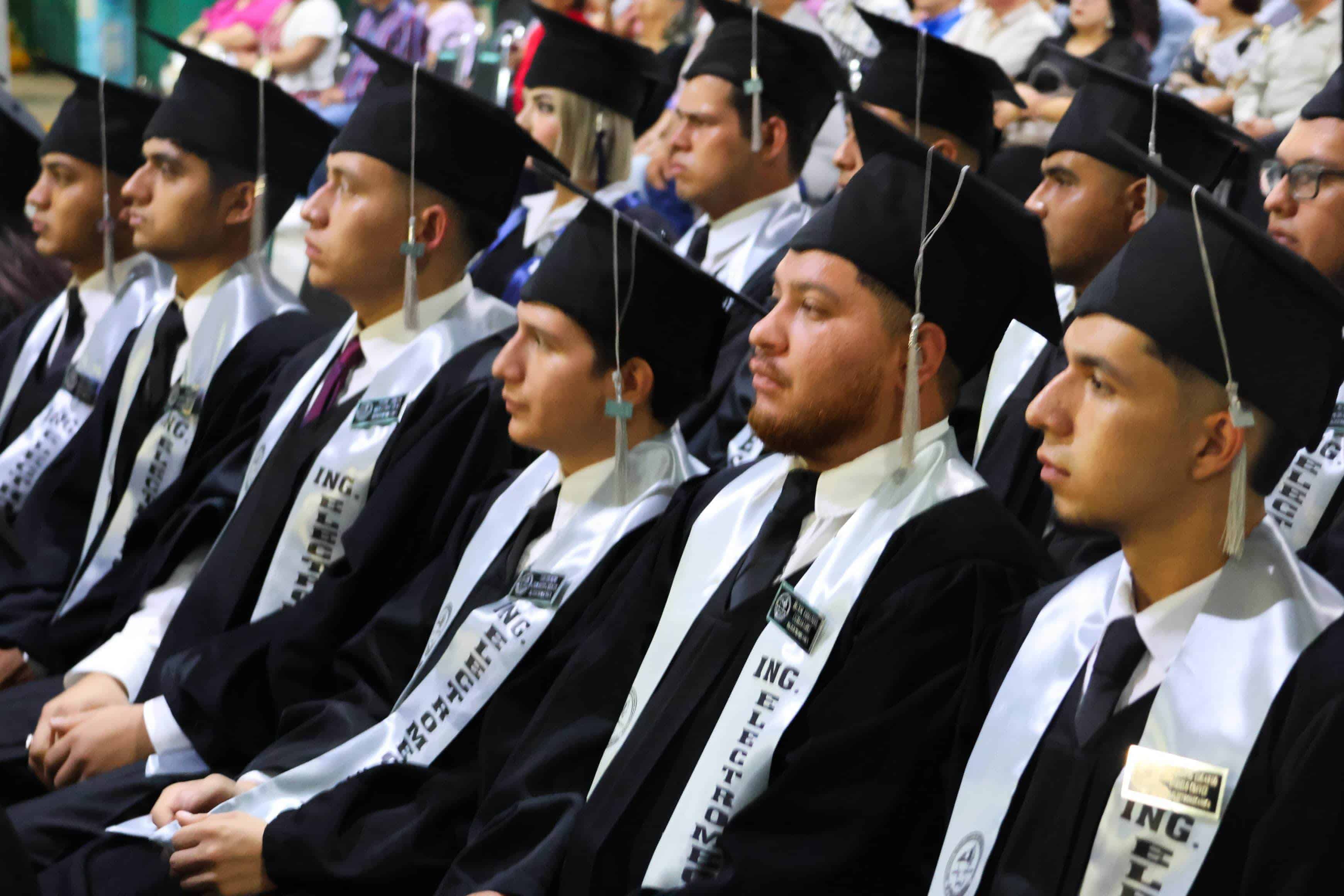 Asistió alcaldesa Diana Haro  a graduación de  ingenieros