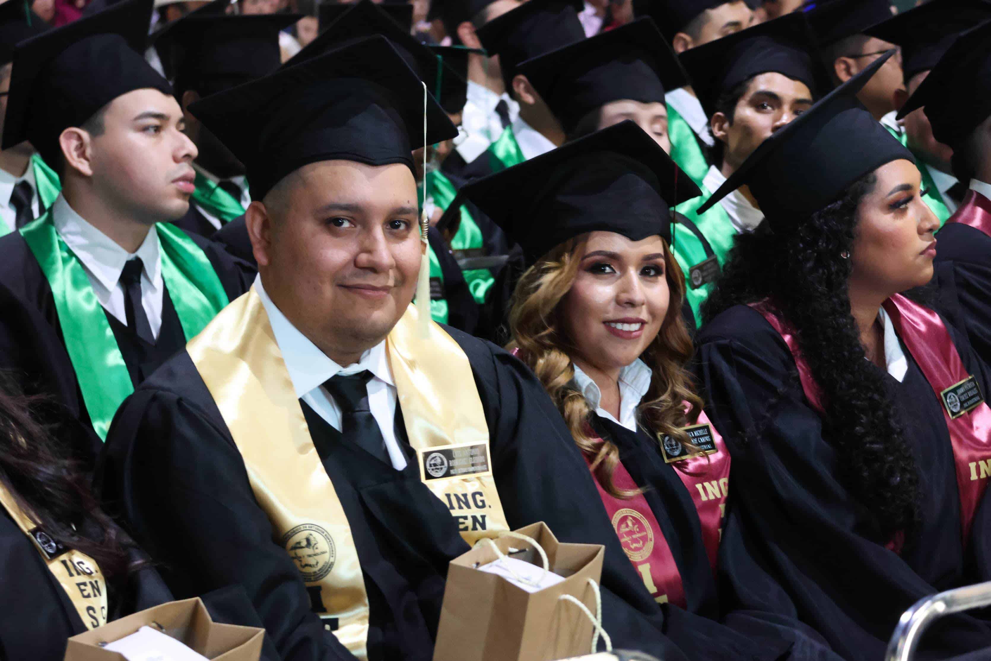 Asistió alcaldesa Diana Haro  a graduación de  ingenieros