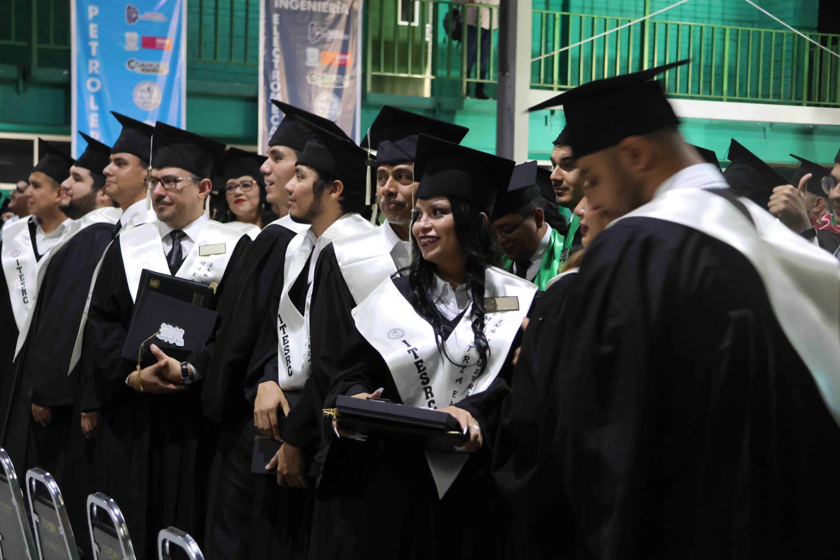 Asistió alcaldesa Diana Haro  a graduación de  ingenieros