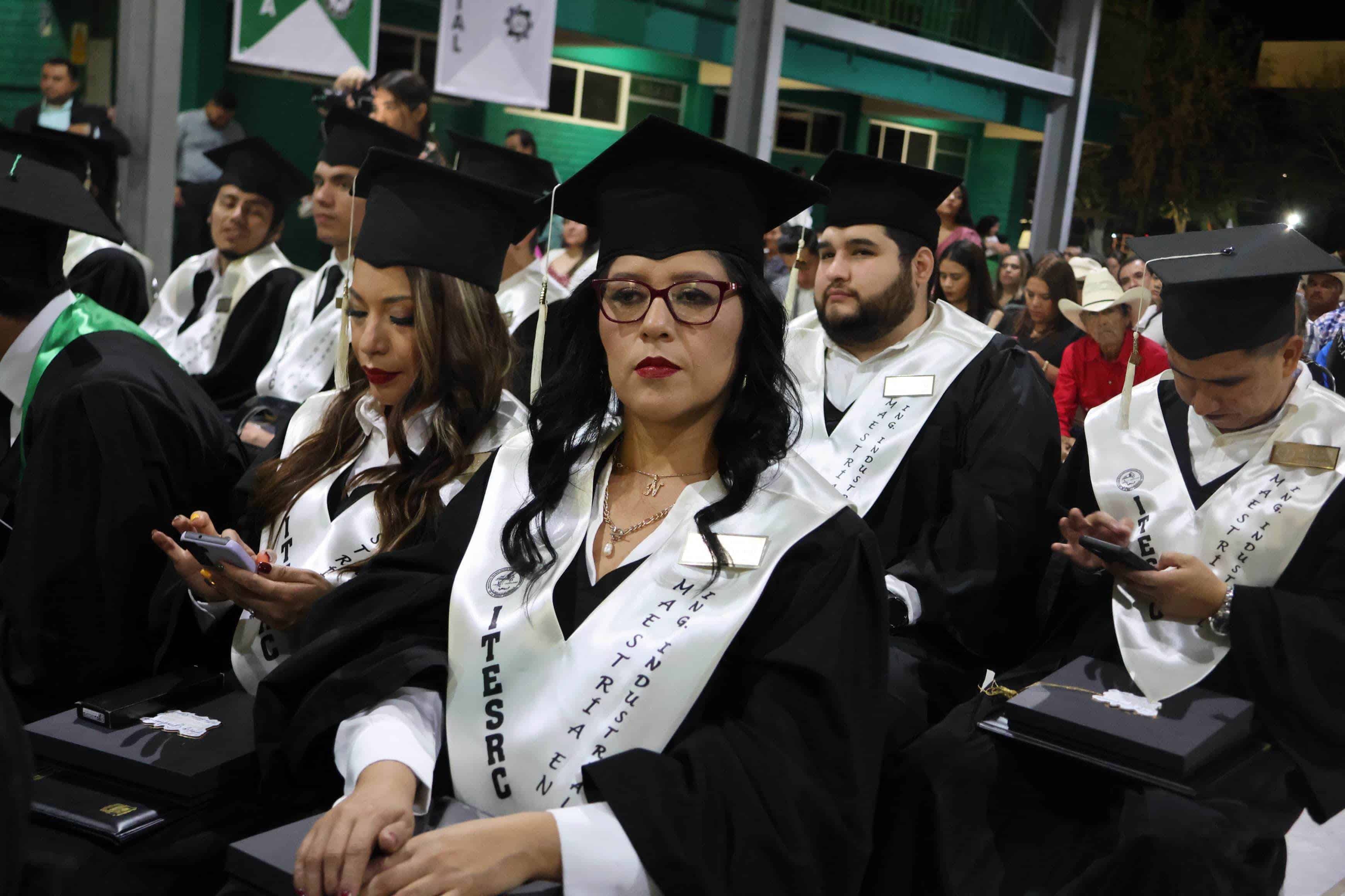 Asistió alcaldesa Diana Haro  a graduación de  ingenieros