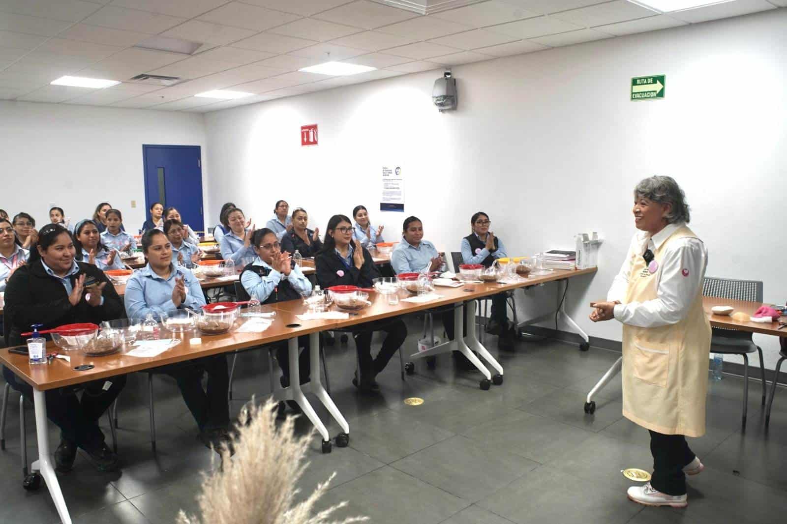 Trabajadoras de Constellation Brands realizan 40 prótesis