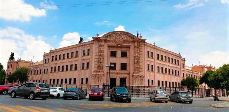 Martín Mireles Contreras, docente de Liderazgo y Desarrollo Humano y encargado de un puesto en el área Económico-Administrativa.