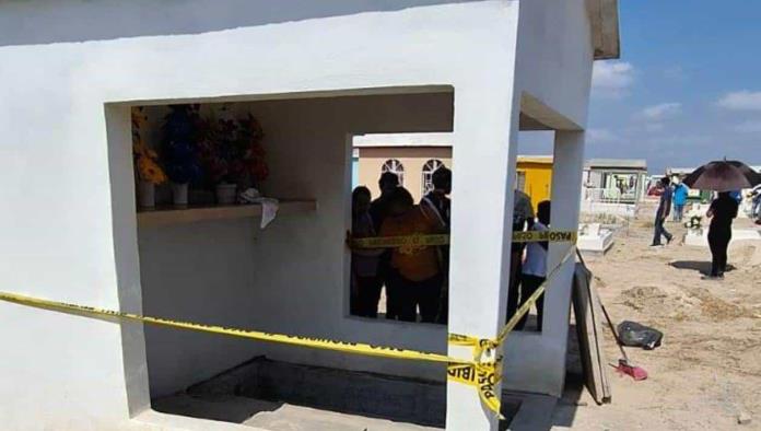 Hombre cae en tumba en Panteón Sagrado Corazón de Estancias