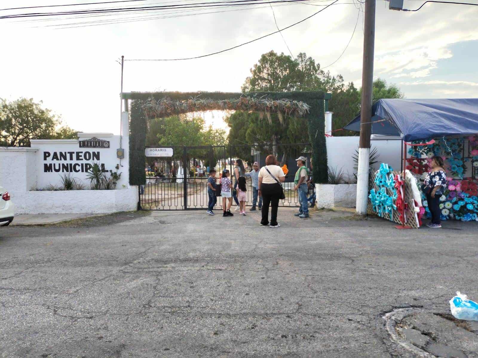 Panteones municipales listos para fin de semana festivo