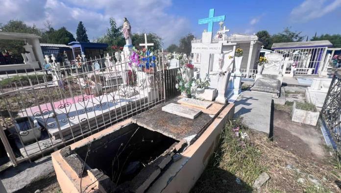 Cae en tumba del panteón Santa Rosa