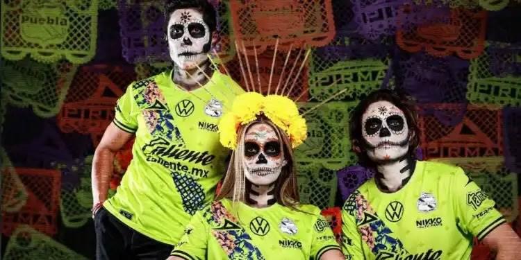 El Club Puebla rinde homenaje al Día de Muertos con su nuevo uniforme