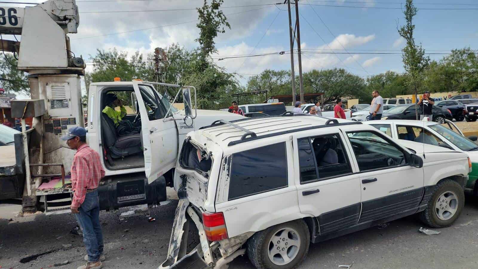 Se Queda Sin Frenos e Impacta a SEIS VEHÍCULOS Dejando a Un Lesionado