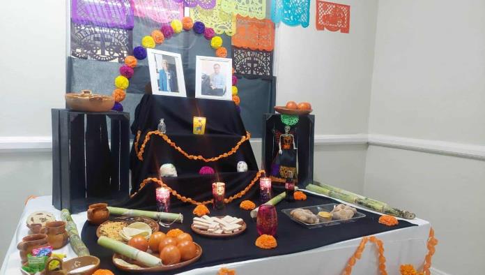 Rinden Homenaje a Compañeros con Altar de Muertos