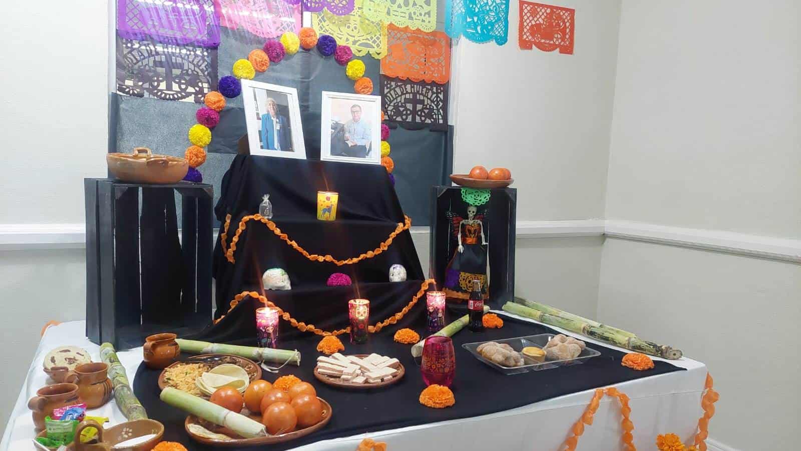 Rinden Homenaje a Compañeros con Altar de Muertos