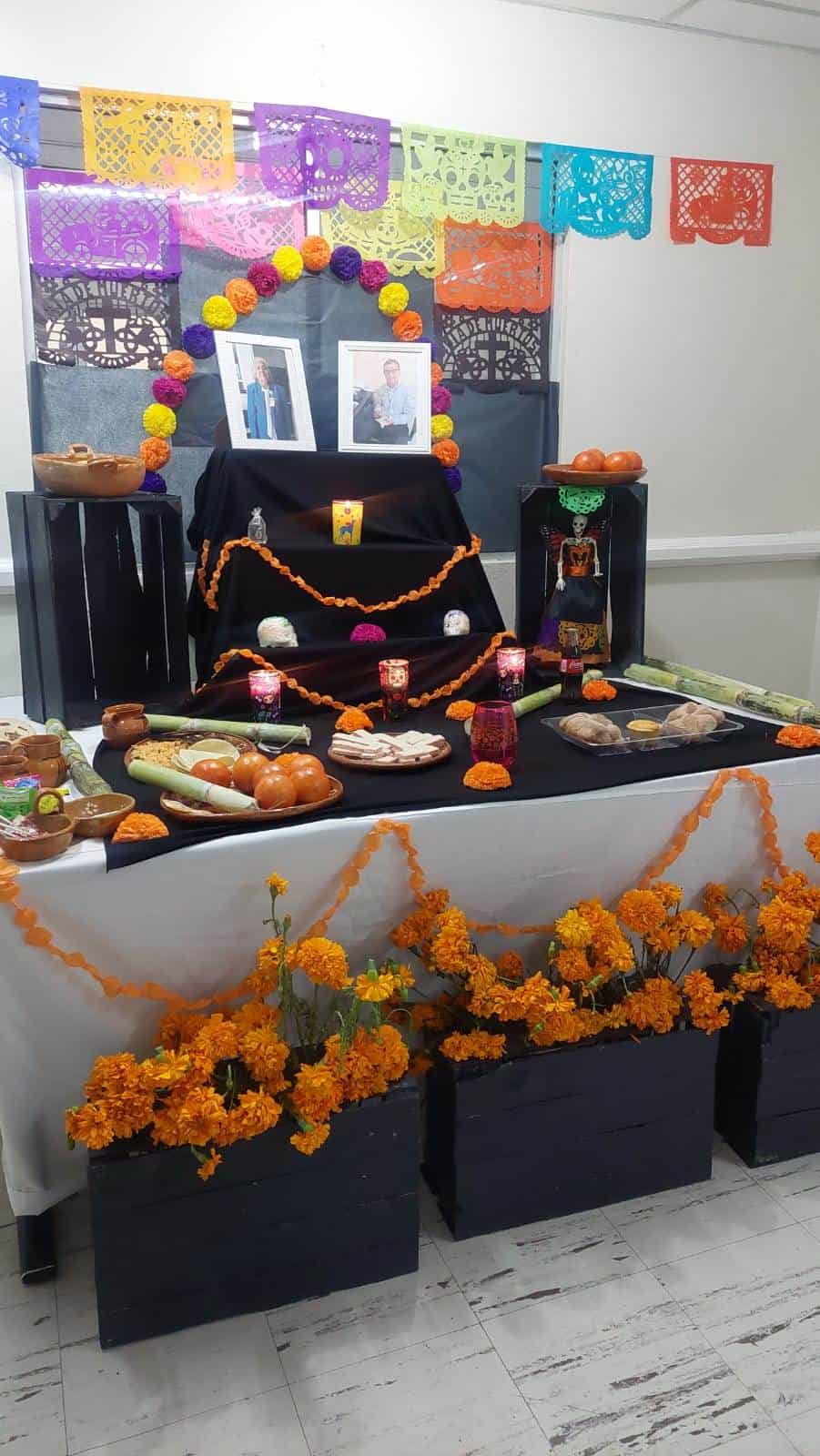 Rinden Homenaje a Compañeros con Altar de Muertos