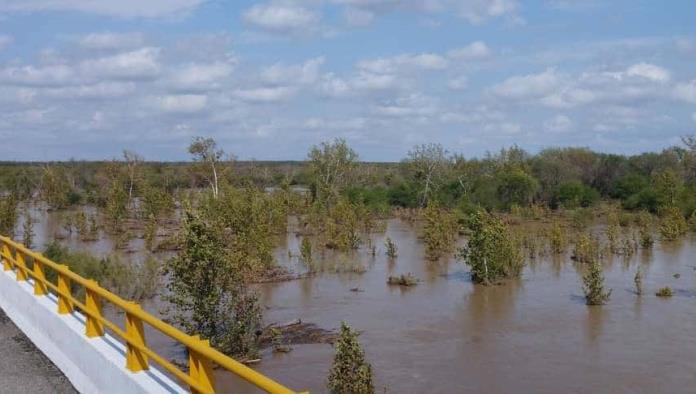 Cierran carretera hacia El Remolino por desbordamiento del arroyo La Vaca