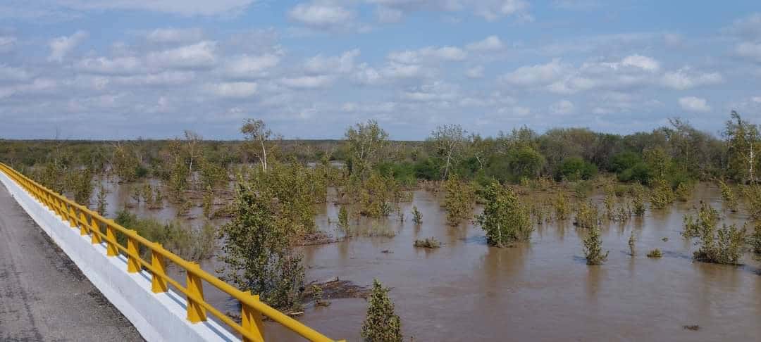 Cierran carretera hacia El Remolino por desbordamiento del arroyo La Vaca