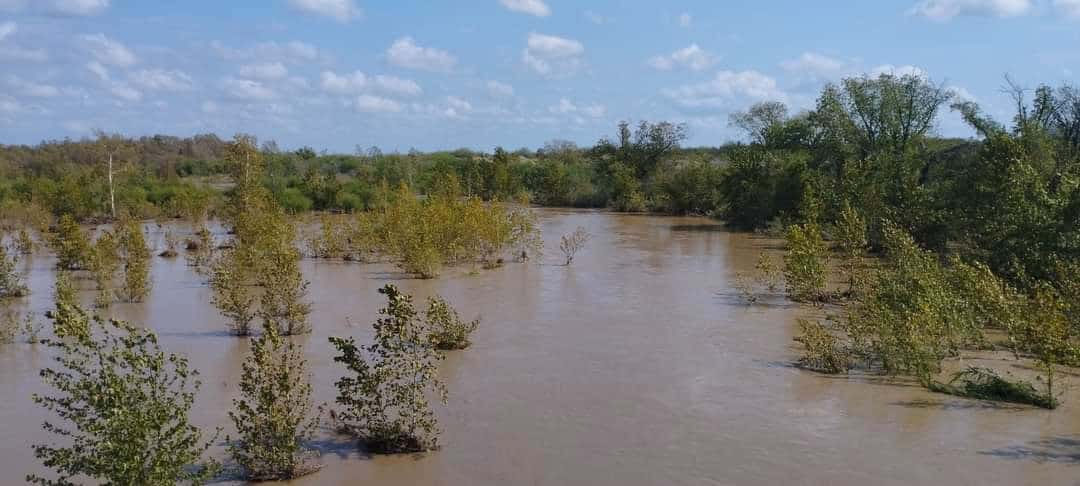 Cierran carretera hacia El Remolino por desbordamiento del arroyo La Vaca