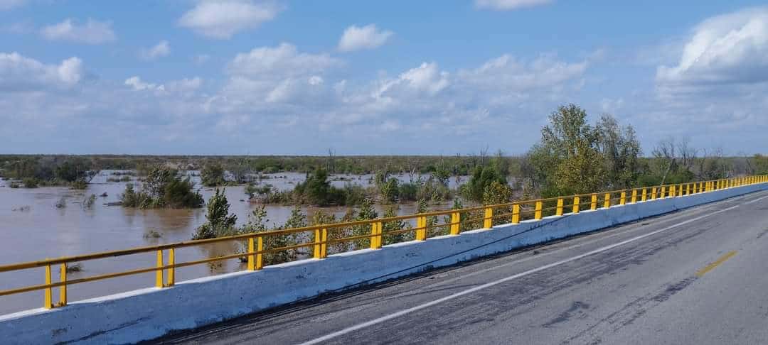 Cierran carretera hacia El Remolino por desbordamiento del arroyo La Vaca