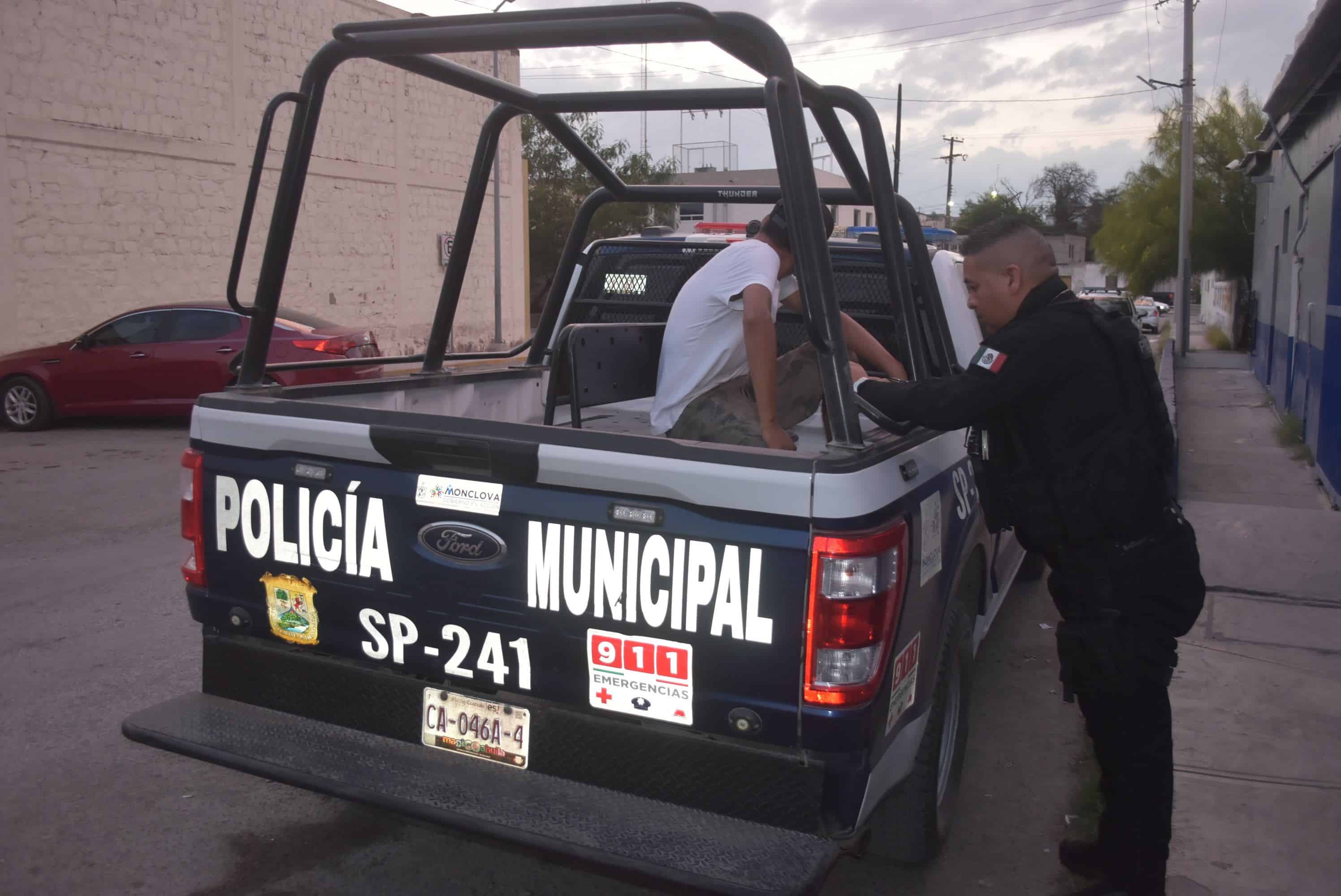 Salvan polis a hombre de recibir una golpiza