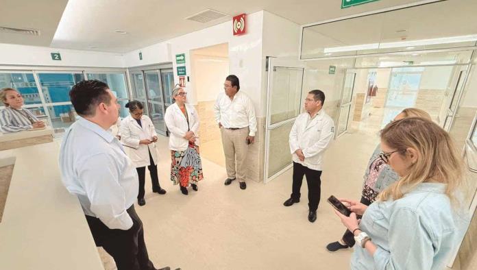 Recorre Piña nuevas instalaciones del IMSS