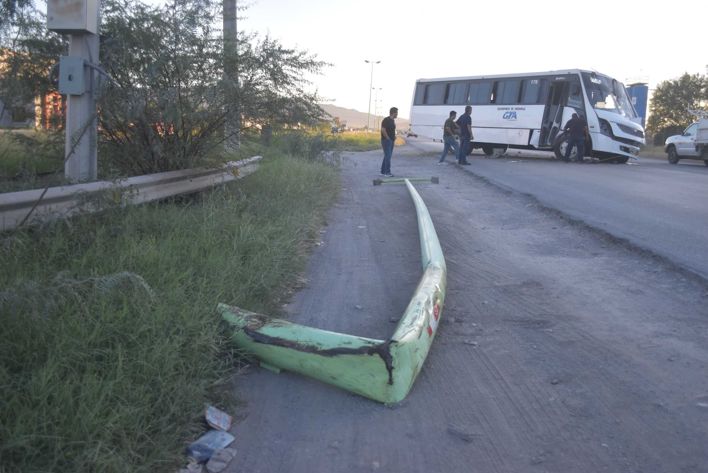 Pierde el control de camión y se estampa