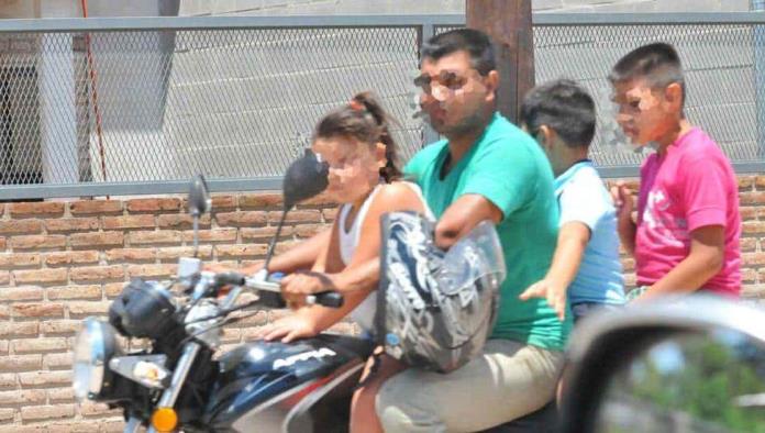 Omisión de cuidados traer niños en moto