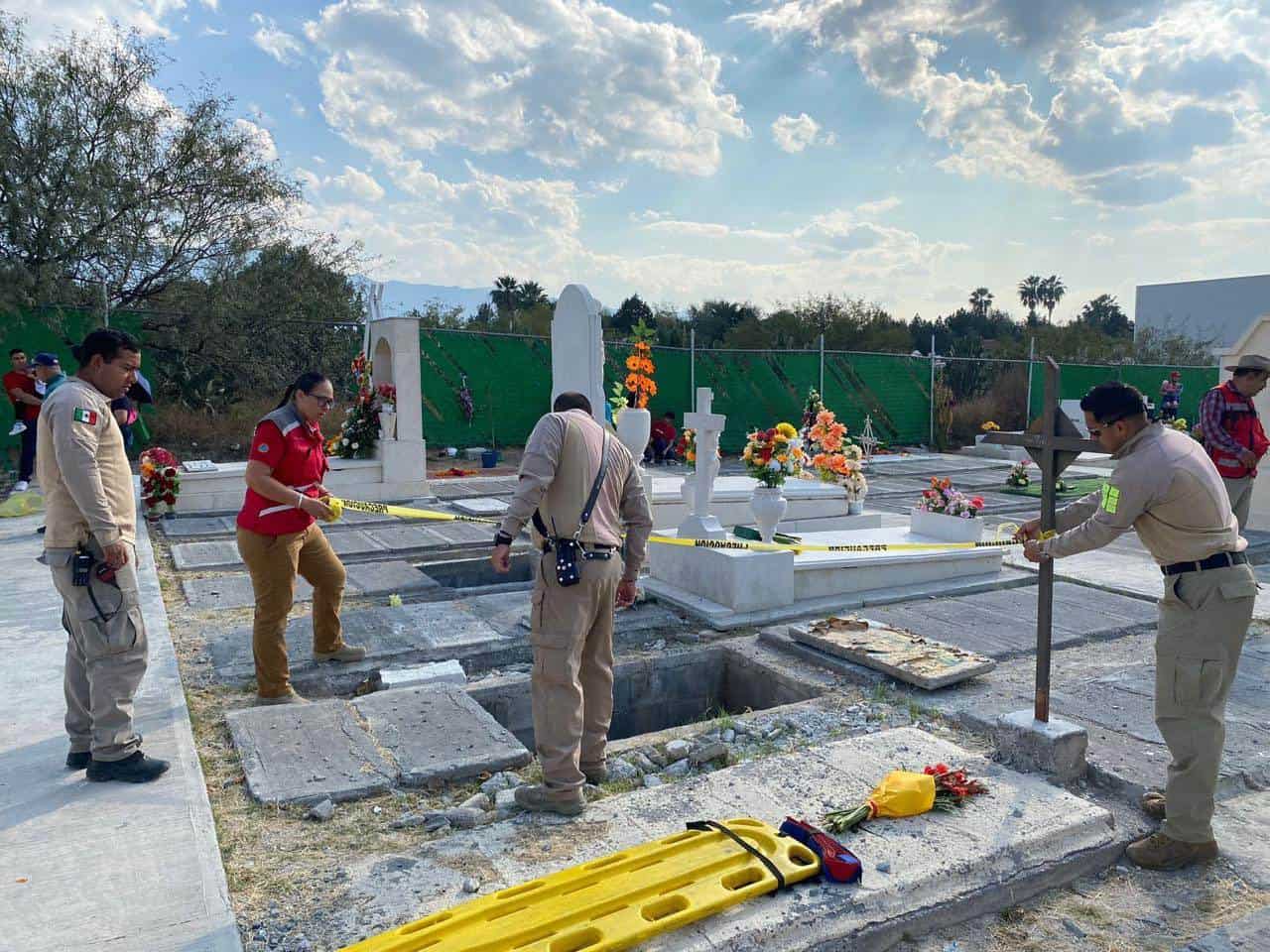 Cae a tumba de 4 metros de profundidad en Saltillo