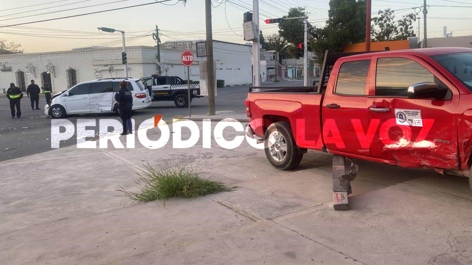 Casi se mete a iglesia con todo y camioneta