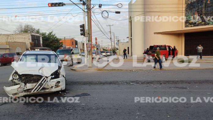 Casi se mete a iglesia con todo y camioneta