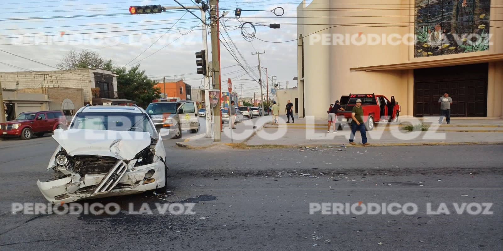 Casi se mete a iglesia con todo y camioneta