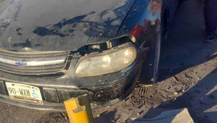 Choca mujer contra barra de contención