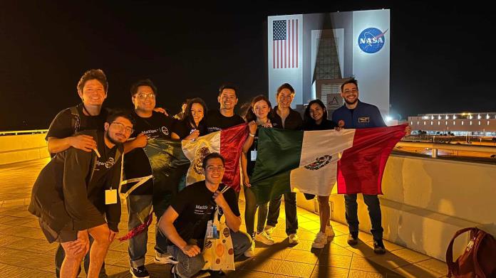 Despega Falcon 9 con el experimento mexicano "MCB-1" Despega Falcon 9 con el experimento mexicano "MCB-1"