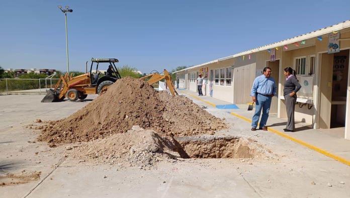 Lleva Piña su última obra a primaria